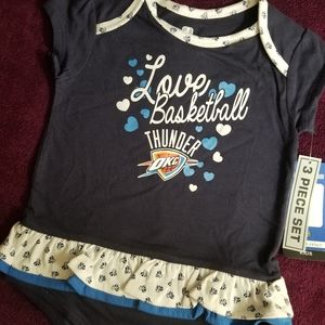 NBA Oklahoma City Thunder infant 3-piece set.